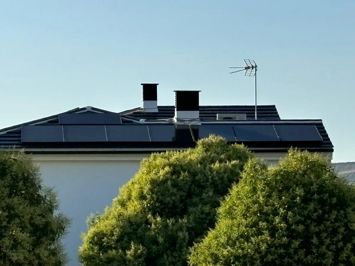 Placas solares fotovoltaicas instaladas en una cubierta