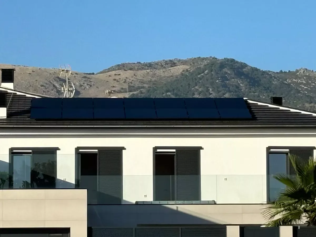 Paneles solares fotovoltaicos instalados en vivienda